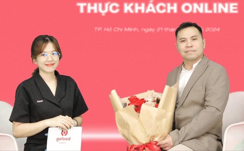 Sát cánh cùng nhà hàng, quán ăn trong cuộc đua F&B 2024- Ảnh 1. Anh Ricky Hiếu Trần và đại diện Gojek chia sẻ kiến thức cơ bản về marketing, hỗ trợ nhà hàng, quá ăn xây dựng kế hoạch marketing phù hợp