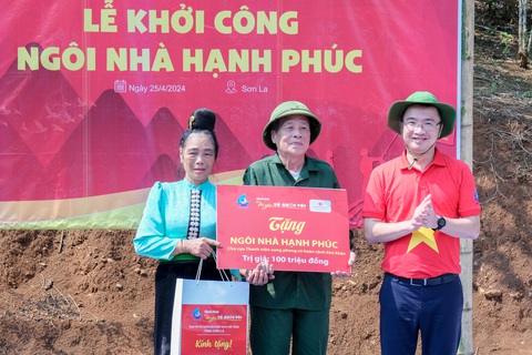 Bí thư Trung ương Đoàn Nguyễn Tường Lâm thay mặt đoàn trao tặng ngôi nhà hạnh phúc cho gia đình ông Lèo Văn Luấn tại Sơn La - Ảnh: HÀ QUÂN Bí thư Trung ương Đoàn Nguyễn Tường Lâm thay mặt đoàn trao tặng Ngôi nhà hạnh phúc cho gia đình ông Lèo Văn Luấn tại Sơn La - Ảnh: HÀ QUÂN