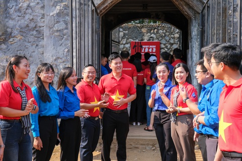 Các đại biểu cụm Đông Nam Bộ gồm đại diện Thành đoàn TP.HCM và các tỉnh đoàn Bình Phước, Bà Rịa - Vũng Tàu, Đồng Nai, Tây Ninh, Binh Dương, Bình Thuận chia sẻ về sự kiên cường, tình thân của các chiến sĩ cách mạng tại nhà tù Sơn La - Ảnh: HÀ QUÂN Các đại biểu cụm Đông Nam Bộ gồm đại diện Thành Đoàn TP.HCM và các Tỉnh Đoàn Bình Phước, Bà Rịa - Vũng Tàu, Đồng Nai, Tây Ninh, Binh Dương, Bình Thuận chia sẻ về sự kiên cường, tình thân của các chiến sĩ cách mạng tại nhà tù Sơn La - Ảnh: HÀ QUÂN