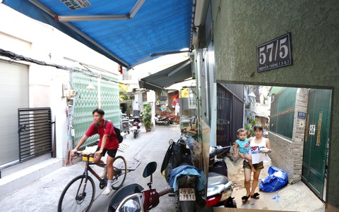 Hẻm 57 đường Nguyễn Thông, quận 3, TP.HCM trước (ảnh nhỏ) và sau khi người dân hiến đất mở rộng hẻm (ảnh lớn, chụp vào chiều 24-4) - Ảnh: PHƯƠNG QUYÊN Hẻm 57 đường Nguyễn Thông, quận 3, TP.HCM trước (ảnh nhỏ) và sau khi người dân hiến đất mở rộng hẻm (ảnh lớn, chụp vào chiều 24-4) - Ảnh: PHƯƠNG QUYÊN