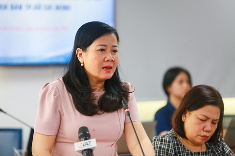 Đại diện Phòng Giáo dục TP Thủ Đức: Hình ảnh trẻ và cô trong lớp mầm non cần sự riêng tư- Ảnh 2. Bà Nguyễn Thị Thu Hiền - phó Phòng Giáo dục và Đào tạo TP Thủ Đức - thông tin tại họp báo - Ảnh: CHÂU TUẤN
