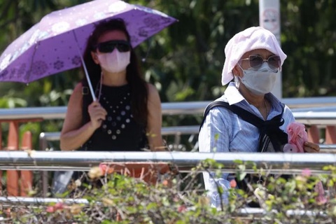 Nắng nóng như thiêu đốt ở Thái Lan, ít nhất 30 người chết- Ảnh 2. Người dân Thái Lan đối mặt với thời tiết nóng khủng hoảng trong những ngày gần đây - Ảnh: THE STRAITS TIMES