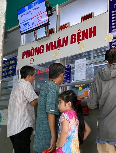 TP.HCM: Không để người bệnh phải tự mua thuốc, vật tư thuộc diện bảo hiểm y tế chi trả- Ảnh 1. Bệnh nhân đăng ký khám bệnh tại Bệnh viện Phú Nhuận (TP.HCM) - Ảnh: TỰ TRUNG