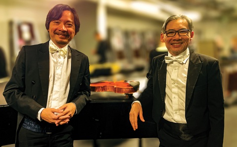 Hai anh em nghệ sĩ violon Nguyễn Hữu Nguyên (phải) - Nguyễn Khôi Nam trong giờ nghỉ giải lao một buổi hòa nhạc Hai anh em nghệ sĩ violon Nguyễn Hữu Nguyên (phải) - Nguyễn Khôi Nam trong giờ nghỉ giải lao một buổi hòa nhạc