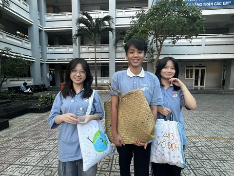 Trường tổ chức 'Ngày thứ năm hạnh phúc', học sinh mừng vui, thỏa sức sáng tạo- Ảnh 3. Học sinh đi dạo sân trường với những chiếc túi tự sáng tạo và thân thiện môi trường - Ảnh nhà trường cung cấp