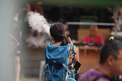 WHO báo động: Quá nhiều người trẻ dùng rượu bia, thuốc lá điện tử- Ảnh 1. Khoảng 32% người 15 tuổi đã sử dụng thuốc lá điện tử - Ảnh: STRAITS TIMES/TAMIL MURASU