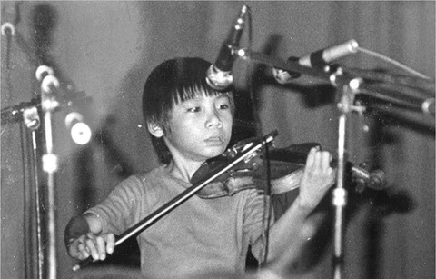 Nguyễn Hữu Nguyên khi còn là cậu bé chơi đàn violon ở Nha Trang Nguyễn Hữu Nguyên khi còn là cậu bé chơi đàn violon ở Nha Trang