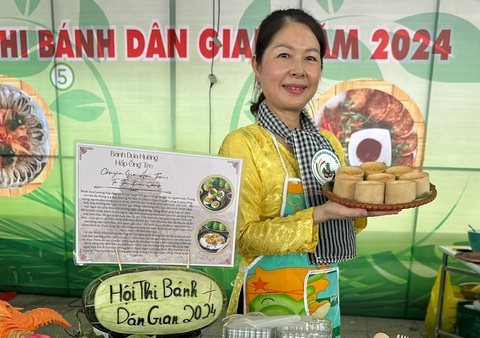 Chị Kim Oanh và món bánh dưa hường hấp ống tre đoạt giải A Hội thi bánh dân gian năm 2024 - Ảnh: NVCC Chị Kim Oanh và món bánh dưa hường hấp ống tre đoạt giải A Hội thi bánh dân gian năm 2024 - Ảnh: NVCC