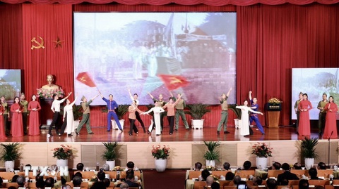 Con trai cố Thủ tướng Phạm Văn Đồng kể về đàm phán Hiệp định Geneve 1954- Ảnh 4. Biểu diễn văn nghệ tại lễ kỷ niệm 70 năm Hiệp định Geneve - Ảnh: TTXVN