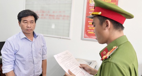 Khởi tố hai cán bộ Văn phòng đăng ký đất đai Long Xuyên- Ảnh 1. Bị can Nguyễn Quang Minh bị khởi tố, cấm đi khỏi nơi cư trú - Ảnh: TIẾN VĂN