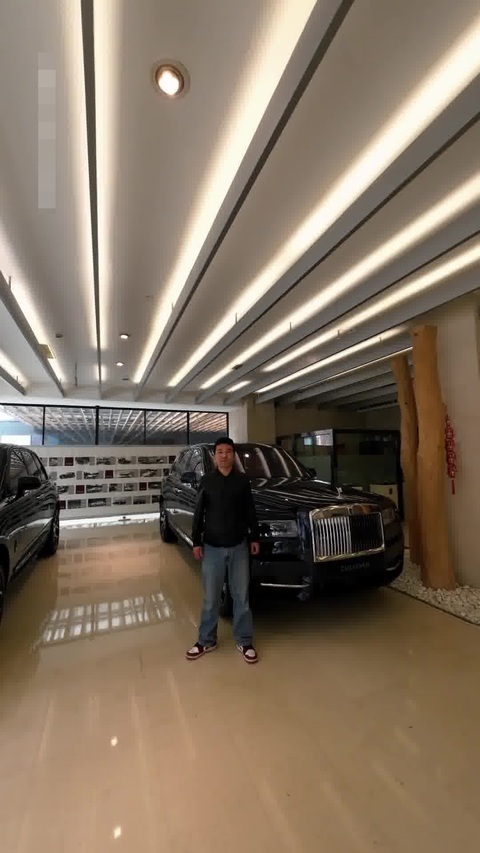 Nhân viên Rolls-Royce tiếp khách bình dân như VIP, dân mạng ca ngợi đẳng cấp- Ảnh 4. Li giúp khách chụp ảnh bên cạnh những chiếc xe đắt tiền - Ảnh cắt từ video