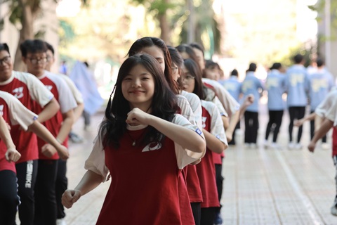 Trường tổ chức 'Ngày thứ năm hạnh phúc', học sinh mừng vui, thỏa sức sáng tạo- Ảnh 2. Sân trường đa màu sắc trong Ngày thứ năm hạnh phúc và các em nhún nhảy theo nhạc ở sân trường - Ảnh nhà trường cung cấp