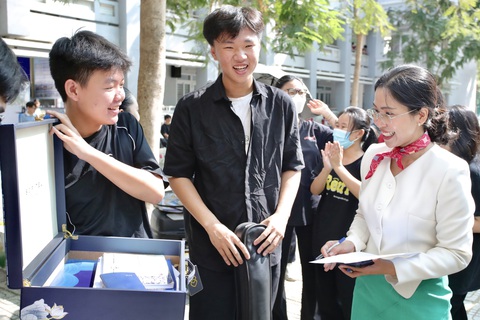 Trường tổ chức 'Ngày thứ năm hạnh phúc', học sinh mừng vui, thỏa sức sáng tạo- Ảnh 1. Học sinh mặc đồng phục theo ý muốn, mang cặp sáng tạo. Trong ảnh: một em học sinh mang cái hộp đựng quà làm cặp sách và rất hào hứng giới thiệu với ban giám khảo - Ảnh nhà trường cung cấp