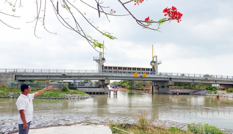 Cống Rạch Ông được đầu tư hoành tráng nhưng chưa hoạt động vì chưa có điện 3 pha để vận hành - Ảnh: C.CÔNG Cống Rạch Ông được đầu tư hoành tráng nhưng chưa hoạt động vì chưa có điện 3 pha để vận hành - Ảnh: C.CÔNG
