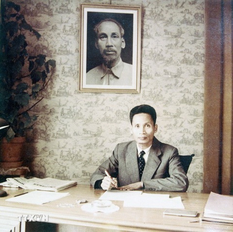 Con trai cố Thủ tướng Phạm Văn Đồng kể về đàm phán Hiệp định Geneve 1954- Ảnh 2. Trưởng đoàn Việt Nam Dân chủ cộng hòa Phạm Văn Đồng tại phòng làm việc ở Hội nghị Geneve - Ảnh: TTXVN