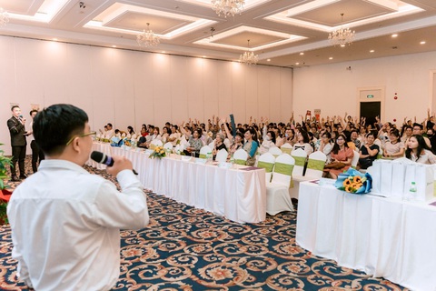 Thành quả từ dự án đồng hành cùng nhà thuốc truyền thống- Ảnh 1. Dược sĩ tham gia tích cực vào phần vấn đáp với báo cáo viên tại hội thảo đào tạo liên tục về dược ở Cần Thơ vào tháng 4 vừa qua - Ảnh: Buymed.