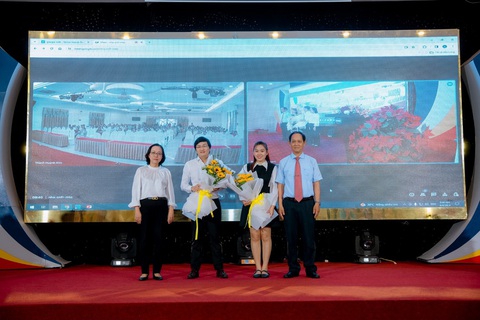 Thành quả từ dự án đồng hành cùng nhà thuốc truyền thống- Ảnh 2. Ông Nguyễn Hữu Minh Hoàng, giám đốc Công ty TNHH Buymed, nhận hoa và phát biểu tại hội thảo diễn ra tại Đà Nẵng - Ảnh: Buymed