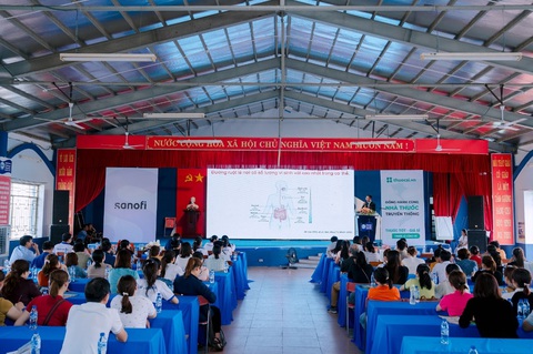 Thành quả từ dự án đồng hành cùng nhà thuốc truyền thống- Ảnh 4. Dược sĩ tại Quảng Ngãi lắng nghe chia sẻ của báo cáo viên chuyên đề tư vấn về bệnh lý tiêu hóa - Ảnh: Buymed