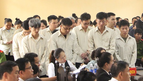 Nhóm người Trung Quốc cầm đầu đường dây cho vay lãi nặng hơn 20.000 tỉ đồng lãnh án- Ảnh 1. Các bị cáo tại phiên tòa - Ảnh: V.LÊ
