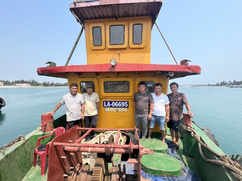 Vụ chìm sà lan ở Lý Sơn, 3 nạn nhân không có tên trong danh sách đăng ký thuyền viên- Ảnh 3. Các thuyền viên trên chuyến tàu gặp nạn chụp hình trước khi rời cảng - Ảnh: C.V.H.H.