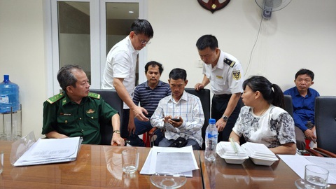 Vụ chìm sà lan ở Lý Sơn, 3 nạn nhân không có tên trong danh sách đăng ký thuyền viên- Ảnh 4. Ông Lê Văn Trung (cầm điện thoại) xác định được danh tính 3 nạn nhân, cả ba đều không có tên trong danh sách đăng ký rời cảng Kỳ Hà - Ảnh: L.Đ.