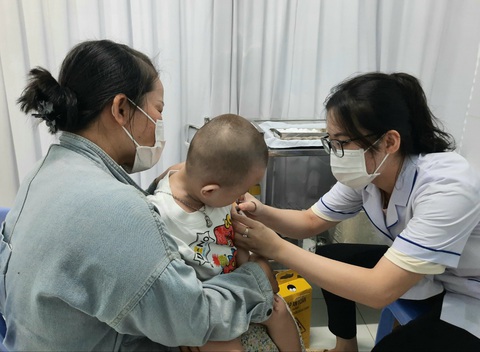 Trẻ được tiêm vắc xin tại trạm y tế trong chương trình tiêm chủng mở rộng - Ảnh: THU HIẾN Trẻ được tiêm vắc xin tại trạm y tế trong Chương trình tiêm chủng mở rộng tại TP.HCM - Ảnh: THU HIẾN