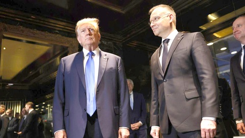 Cựu tổng thống Mỹ Donald Trump đứng cạnh Tổng thống Ba Lan Andrzej Duda trong cuộc gặp giữa hai người tại Trump Tower vào hôm 17-4 ở thành phố New York (Mỹ) - Ảnh: Getty Images Cựu tổng thống Mỹ Donald Trump đứng cạnh Tổng thống Ba Lan Andrzej Duda trong cuộc gặp giữa hai người tại Trump Tower vào hôm 17-4 ở thành phố New York (Mỹ) - Ảnh: Getty Images