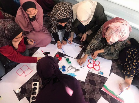 Tìm hoa dọc chiến hào ở Gaza, Ukraine- Ảnh 10. Các lớp học vẽ của nghệ sĩ Basel Elmaqosui - Ảnh: INSTAGRAM/BASEL ELMAQOSUI