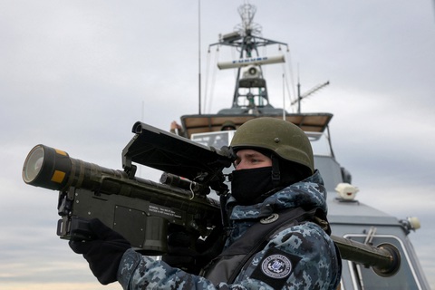 Binh sĩ Ukraine sử dụng tên lửa phòng không vác vai Stinger trên tàu tuần tra ở Biển Đen - Ảnh: AFP Binh sĩ Ukraine sử dụng tên lửa phòng không vác vai Stinger trên tàu tuần tra ở Biển Đen - Ảnh: AFP