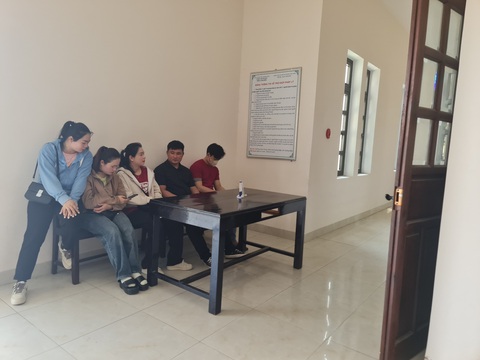 Đánh shipper gãy hai tay, hai vợ chồng bị xét xử chung tội giết người- Ảnh 2. Anh Đạt cùng gia đình trong lúc chờ phiên tòa diễn ra - Ảnh: TRẦN MAI