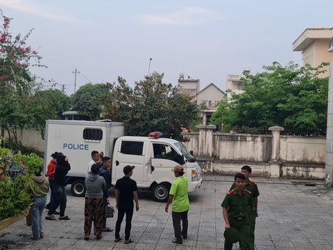 Vợ chồng đánh shipper nhận án nặng hơn mức đề nghị: Bị hại không chết là ngoài mong muốn của bị cáo- Ảnh 1. Ngay sau khi bị tuyên án, bị cáo Nhạt và Thủy được công an đưa về trại giam - Ảnh: TRẦN MAI