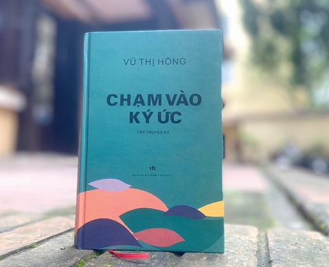 Nhà văn Vũ Thị Hồng: Đời văn dành cả cho người lính- Ảnh 2. Cuốn truyện ký Chạm vào ký ức của nhà văn Vũ Thị Hồng - Ảnh: T.ĐIỂU