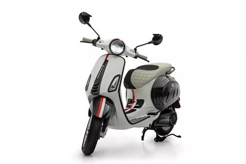 Vespa điện phiên bản đặc biệt: Chỉ có 99 chiếc, giá có thể ngang ô tô- Ảnh 12. Vespa Elettrica tiêu chuẩn được giới thiệu vào năm 2017, hiện có giá bán lẻ 7.999 USD (203 triệu đồng) trước thuế tại thị trường Mỹ. Nếu áp dụng cách đặt giá trên, Vespa Elettrica bản Mansory có thể có giá lên tới gần 24.000 USD (hơn 600 triệu đồng) - Ảnh: Mansory