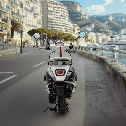 Vespa điện phiên bản đặc biệt: Chỉ có 99 chiếc, giá có thể ngang ô tô- Ảnh 9. Vespa Elettrica có thể đi được quãng đường lên tới 100km trong một lần sạc. Pin lithium-ion 4,2kWh có thể được sạc đầy trong 4 giờ bằng ổ cắm 220V. Theo nhà sản xuất, tuổi thọ của pin tương đương 10 năm sử dụng với phần lớn người dùng - Ảnh: Mansory