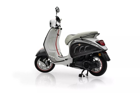 Vespa điện phiên bản đặc biệt: Chỉ có 99 chiếc, giá có thể ngang ô tô- Ảnh 5. Cách phối màu lấy cảm hứng từ lá cờ Monaco với đồ họa màu đỏ và trắng thanh lịch - Ảnh: Mansory