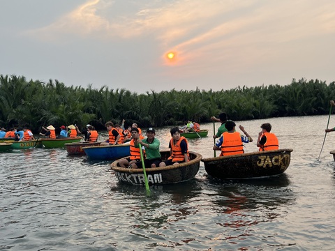 Khách vắng bất thường sát lễ 30-4 và 1-5, chuyện gì đang xảy ra với du lịch Hội An, Đà Nẵng?- Ảnh 2. Khách nước ngoài trải nghiệm tour tham quan rừng dừa Cẩm Thanh bằng thúng chai - Ảnh: B.D.
