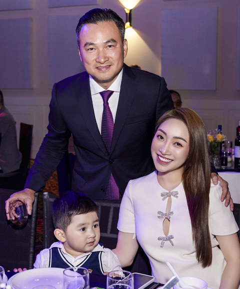 Vợ chồng Chi Bảo hội ngộ dàn nghệ sĩ hải ngoại, chia sẻ về loạt hoạt động thiện nguyện- Ảnh 9. Vợ và con trai của diễn viên Chi Bảo.