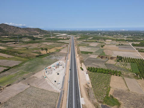Tự ý tháo hộ lan trên cao tốc Nha Trang - Cam Lâm làm trạm dừng nghỉ- Ảnh 1. Trạm dừng nghỉ tạm đang được làm trên đoạn qua cao tốc Nha Trang - Cam Lâm - Ảnh: TRẦN HƯỚNG