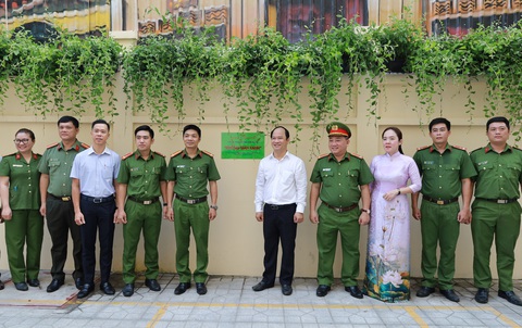 Con hẻm nhếch nhác tại trung tâm TP.HCM được 'thay áo mới'- Ảnh 2. Ngoài việc bóc giấy dán quảng cáo chằng chịt, các bức tường ở hẻm này còn được sơn lại và bổ sung thêm mảng xanh - Ảnh: GIAI THỤY
