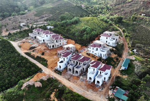 Thanh tra Bộ Xây dựng vào cuộc vụ xây không phép cụm 22 biệt thự ở Lâm Đồng- Ảnh 1. Cụm 22 căn biệt thự xây dựng không phép ở khu vực nam Lâm Đồng - Ảnh: L.A.