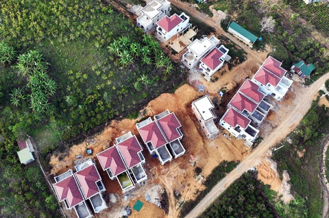 Thanh tra Bộ Xây dựng vào cuộc vụ xây không phép cụm 22 biệt thự ở Lâm Đồng- Ảnh 3. Cụm 22 căn biệt thự xây dựng không phép ở khu vực nam Lâm Đồng - Ảnh: L.A.