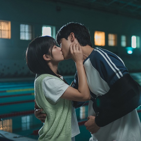 'Cày' xuyên lễ 30-4 và 1-5 với top 7 phim châu Á đình đám (P1)- Ảnh 4. Cảnh trong phim Cõng anh mà chạy