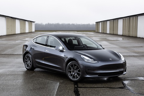 Nhiều hãng hối hận vì không làm xe điện giá rẻ sớm hơn- Ảnh 1. Tesla chỉ có thể vươn lên vị trí số 1 làng xe điện toàn cầu sau khi ra mắt Model 3 nhắm tới tập khách hàng đại chúng - Ảnh: Car and Driver
