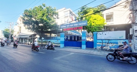 Tránh gây hiểu nhầm hạn chế với thịt gà, Nha Trang kiểm tra hơn 770 cơ sở- Ảnh 1. Trường tiểu học Vĩnh Trường, TP Nha Trang có nhiều học sinh bị ảnh hưởng, ngộ độc thực phẩm vào đầu tháng 4-2024, các cơ quan đang kiểm tra vệ sinh an toàn thực phẩm trên toàn địa bàn TP - Ảnh: PHAN SÔNG NGÂN