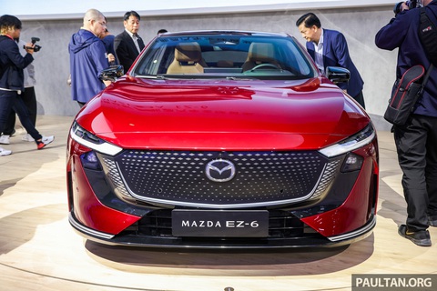 Mazda6 có bản thuần điện và hybrid: Lột xác hoàn toàn, có thể đi xa 1.200km- Ảnh 2. Sử dụng chung nền tảng với Deepal SL03 (một mẫu xe điện khác của Changan), Mazda EZ-6 sở hữu thiết kế khác hẳn mẫu Mazda6 đang bán ở Việt Nam. Thiết kế của EZ-6 thậm chí khác hẳn các xe Mazda khác đang có mặt trên thị trường. Điều này cũng dễ hiểu khi EZ-6 là mẫu xe điện thương mại đầu tiên của Mazda - Ảnh: Paultan