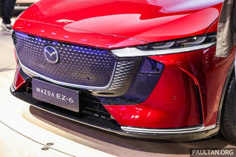 Mazda6 có bản thuần điện và hybrid: Lột xác hoàn toàn, có thể đi xa 1.200km- Ảnh 4. Cụm đèn trước tách rời đèn định vị ban ngày và đèn chiếu sáng. Mặt trước vẫn thể hiện ngôn ngữ Kodo, nhưng lưới tản nhiệt không còn do sử dụng động cơ điện. Thay vào đó là một giao diện 3D tích hợp LED - Ảnh: Paultan