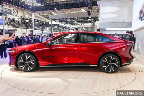 Mazda6 có bản thuần điện và hybrid: Lột xác hoàn toàn, có thể đi xa 1.200km- Ảnh 3. Mazda EZ-6 có kích thước 4.921 x 1.890 x 1.485 (mm), tức là dài, rộng và cao hơn so với Mazda6 hiện tại (4.865 x 1.840 x 1.450 mm). Ngoài ra, chiều dài cơ sở của EZ-6 cũng lớn hơn 70mm, lên 2.900mm - Ảnh: Paultan
