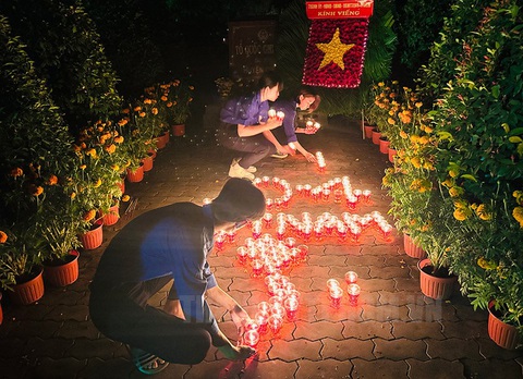 Lãnh đạo, tuổi trẻ TP.HCM thắp nến tri ân các anh hùng liệt sĩ- Ảnh 2. Đoàn viên, thanh niên thắp nến tri ân tưởng niệm các anh hùng liệt sĩ tại Nghĩa trang liệt sĩ TP.HCM - Ảnh: THÀNH ỦY TP.HCM