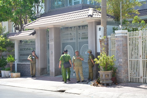 Bắt cựu chủ tịch tỉnh Bình Thuận Lê Tiến Phương- Ảnh 2. Tổ công tác Bộ Công an và Viện kiểm sát có mặt tại nhà riêng cựu chủ tịch tỉnh Bình Thuận chiều 26-4 - Ảnh: ĐỨC TRONG