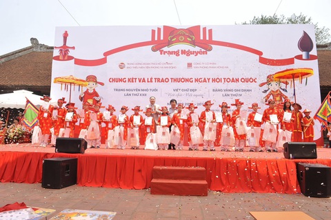 18 'Trạng Nguyên nhỏ tuổi' được vinh danh tại Văn Miếu- Ảnh 3. Vinh danh 18 Trạng Nguyên trong mùa thi năm thứ 22 - Ảnh: C. TUỆ